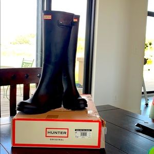 Wedged Black Hunter all weather boots!